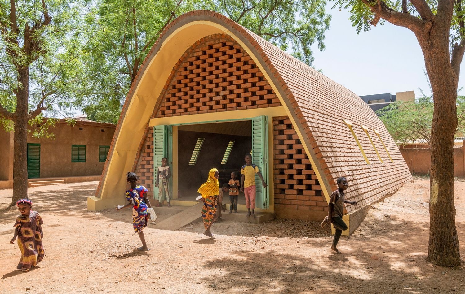 La Classe Rouge: architettura sostenibile per le scuole del Niger in mostra a Venezia